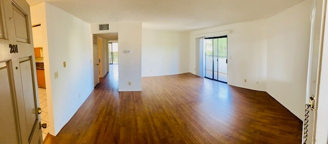 Huge Light & Bright Living Room w/Balcony - 503 S Adams St