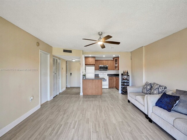 Building Photo - 4152 Inverrary Dr