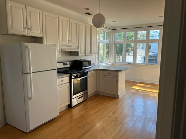 kitchen - 3634 N Hermitage Ave