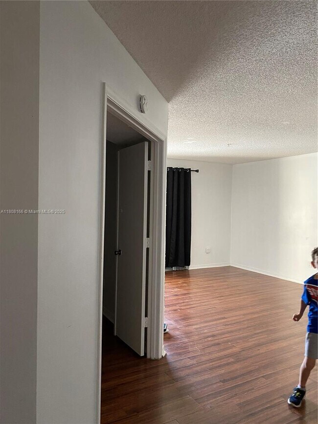 Foto del edificio - 460 S Park Rd