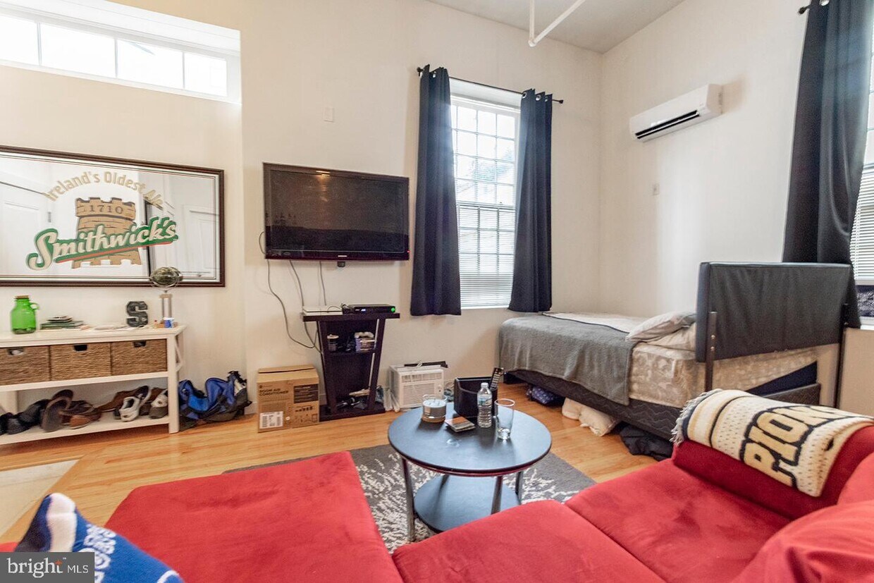 Primary Photo - 4 Leverington Ave