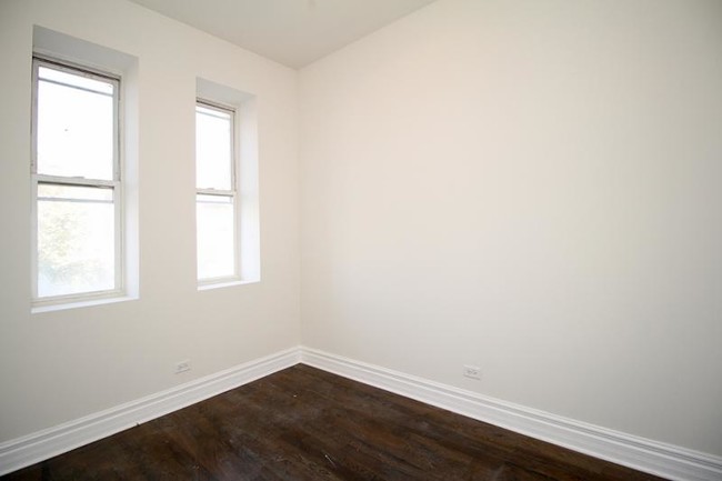 Foto del edificio - 2049 W Division St