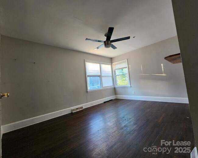 Foto del edificio - 3337 Eastway Dr