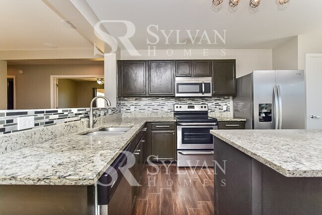 Building Photo - Feel welcome and comfortable in this charm...