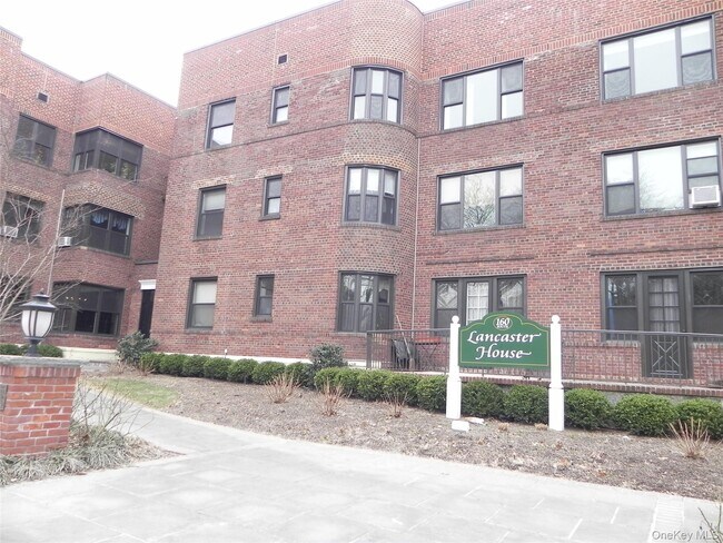 Foto del edificio - 160 S Middle Neck Rd