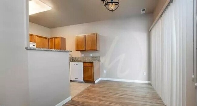Foto del edificio - ! WEST SIDE IS THE BEST SIDE ! 3BR, 3BA To...