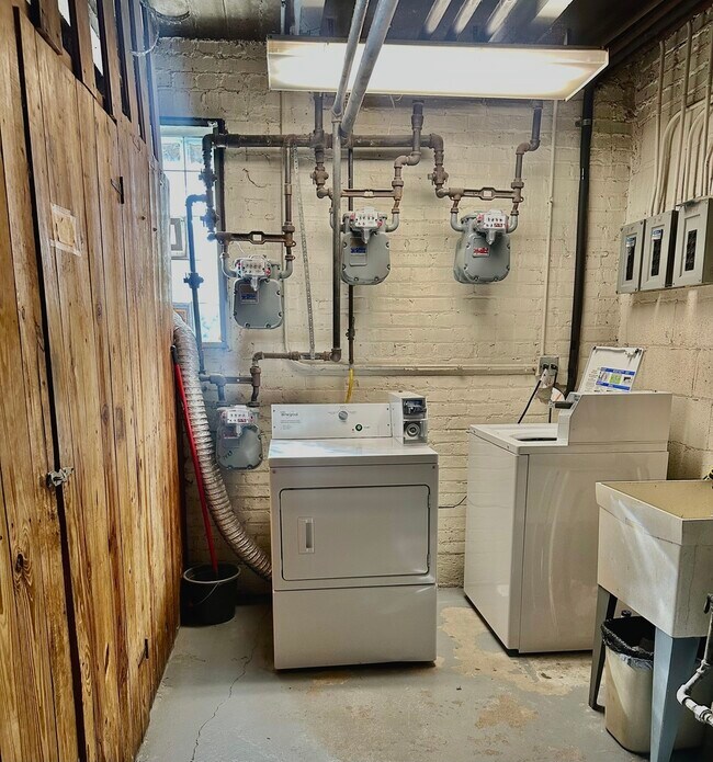 Foto del edificio - 1555 Monroe Ave