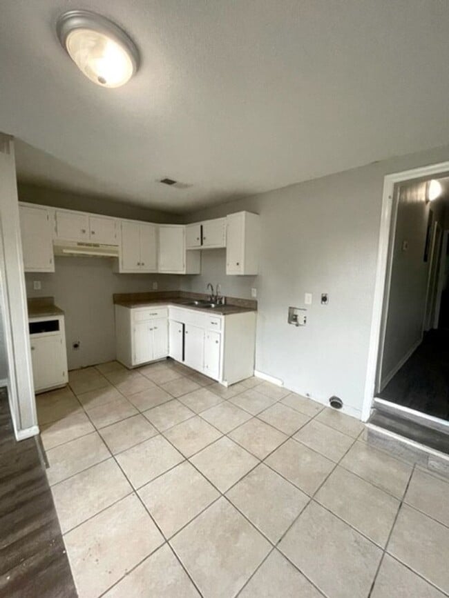 Building Photo - 2 Bed / 1 Bath Apartment