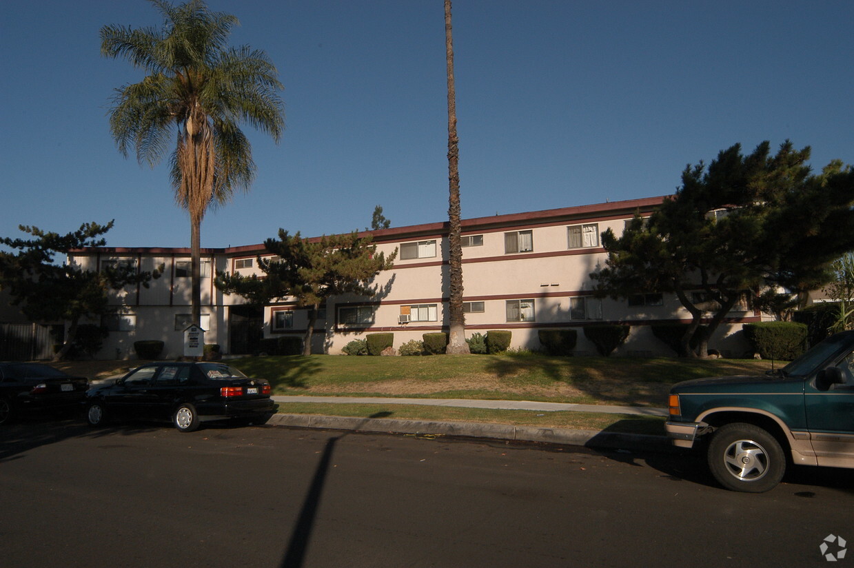 Building Photo - Ontario Plaza