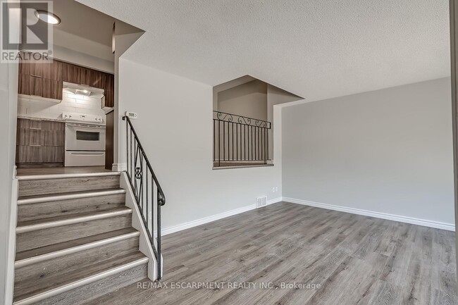 Building Photo - 260-260 Montmorency Dr