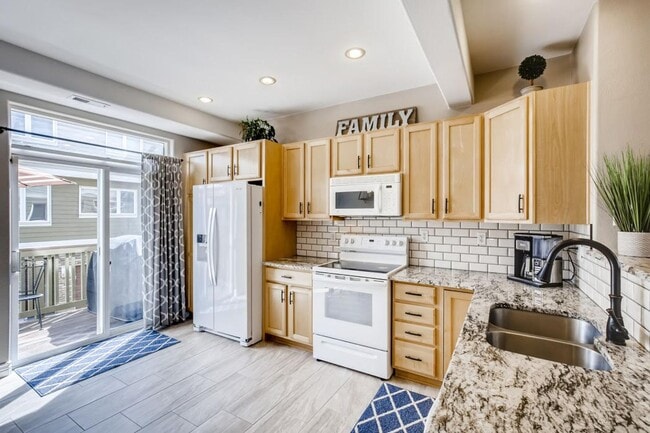 Foto del edificio - 2 bedromm, 2 bath townhome with attached 2...