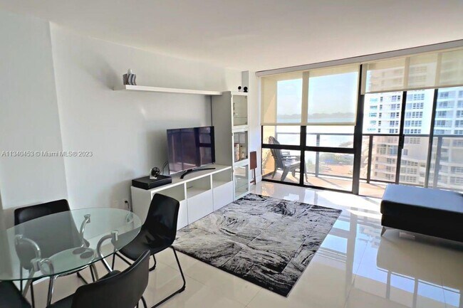 Foto del edificio - 600 NE 36th St
