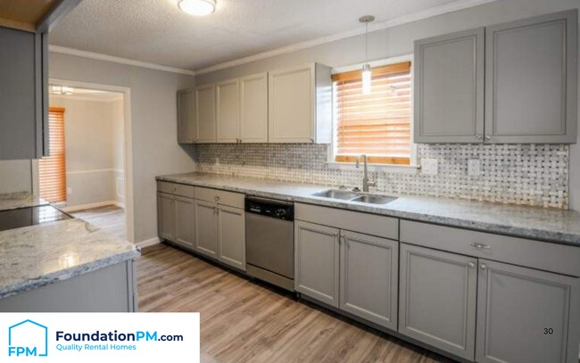 Foto del edificio - 411 Plum Point Pl