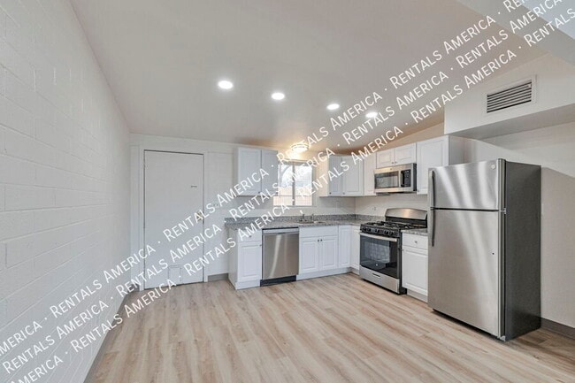 Building Photo - 3042 N Sparkman Blvd