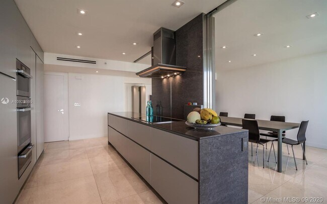 Foto del edificio - 7000 Island Blvd