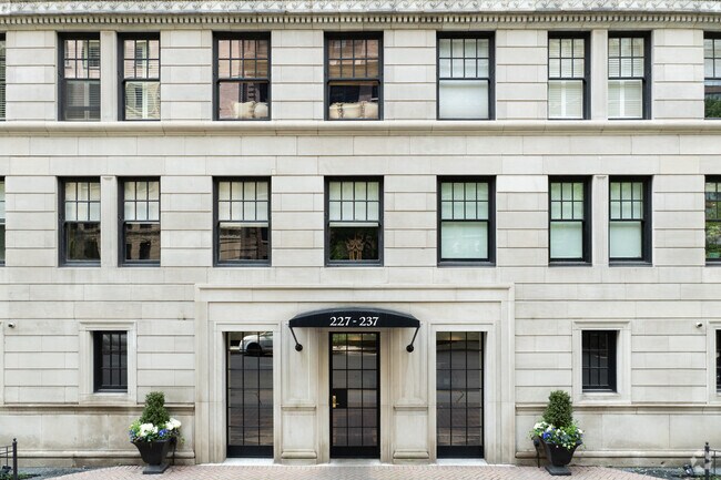 Foto del edificio - 227-237 E Delaware Pl