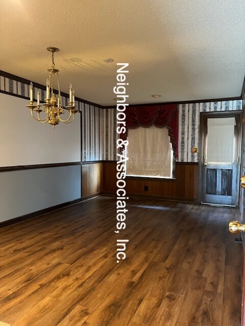 Building Photo - 305 E Parrish Dr