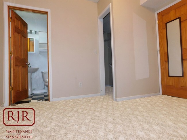 Building Photo - 404 N Mandan St