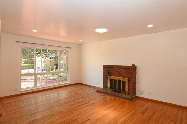 Building Photo - 4/2 W/ AC near San Tomas Expwy & El Camino...