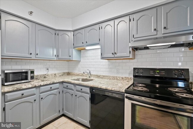 Building Photo - 1301 N Courthouse Rd