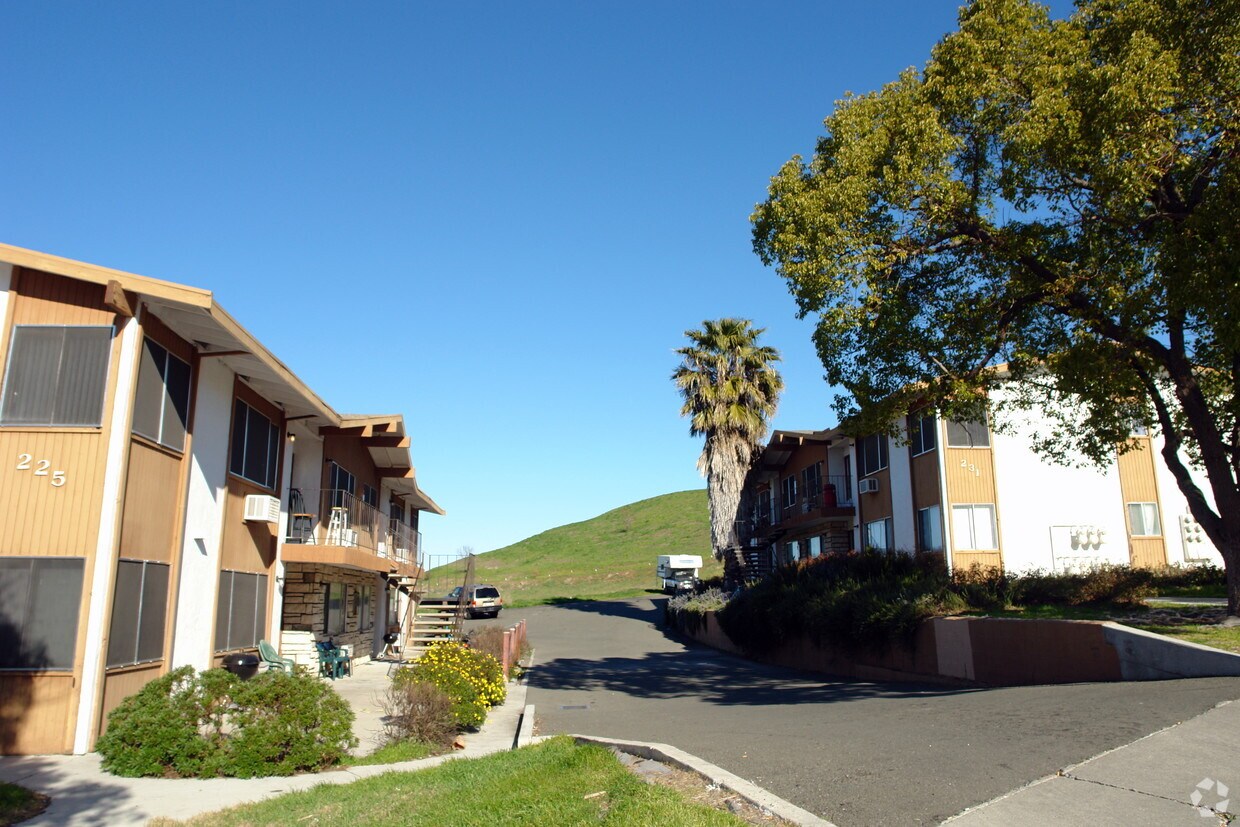 Foto del edificio - 225-231 Bennett Hill Dr