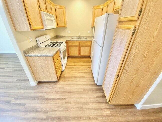 Building Photo - 2 BEDROOM TOWNHOME WITH 1 CAR GARAGE!