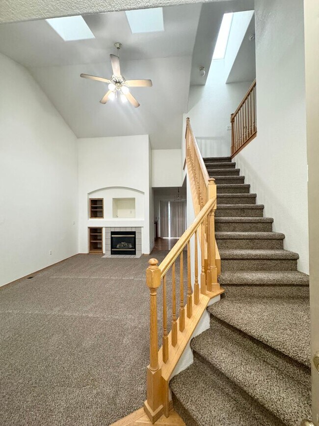 Foto del edificio - Charming 3 Bed/2 Bath Home with Attached 2 Car Garage in Mariana Butte