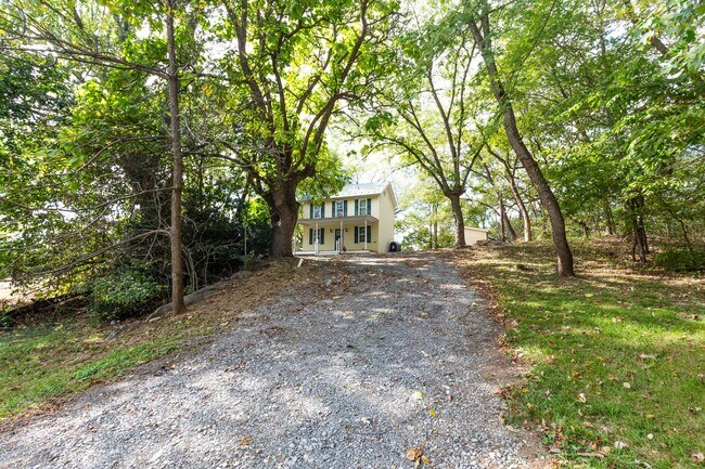 Foto del edificio - 2 Bed, 2 Bath Farmhouse-Style Home in Kear...