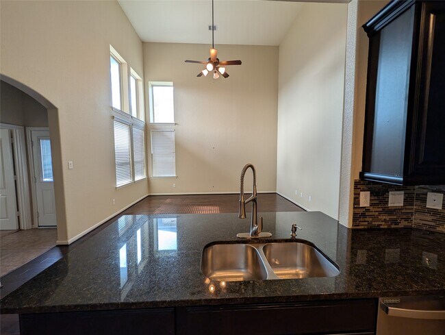 Foto del edificio - 6614 Hunters Creek Ln
