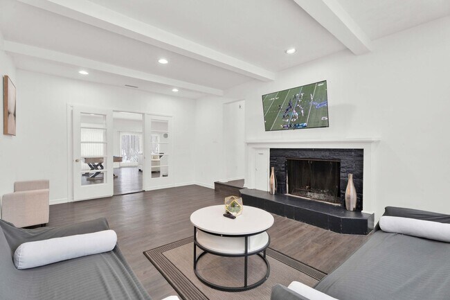 Foto del edificio - 3BD ROOM RANCH - PRIVATE LOT - FURNISHED - BLOOMFIELD HILLS