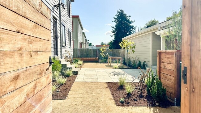 Temescal 2BR with Private Yard | Updated U... - Temescal 2BR with Private Yard | Updated U... Apartment