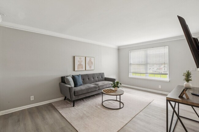 Foto del edificio - 400 Adamwood Dr