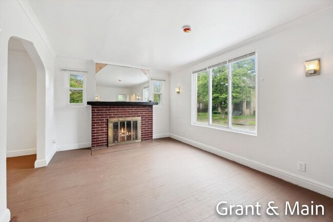 Building Photo - $1250 3 bedroom bungalow