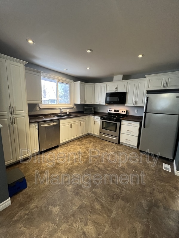 Building Photo - 596 Garside Dr