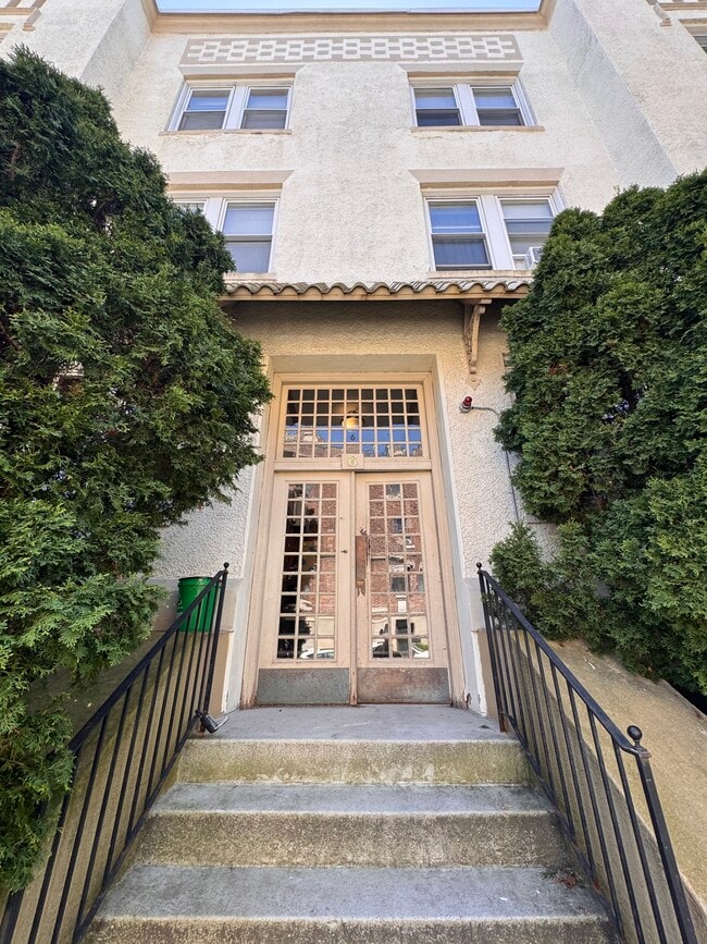 Building Photo - 6 Radcliffe Rd