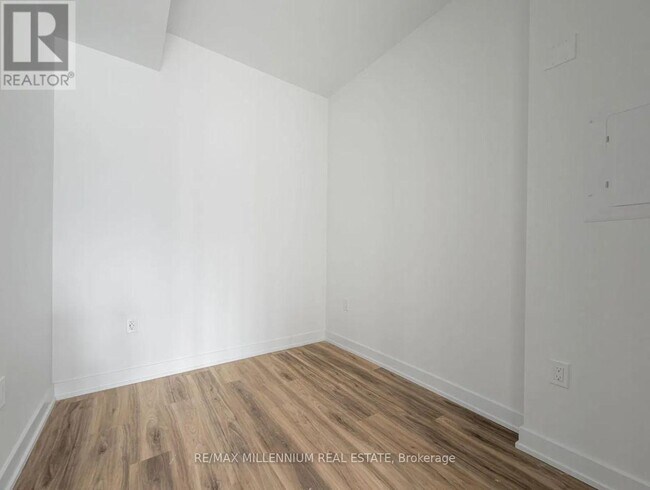 Photo du bâtiment - 1 Fairview Rd E