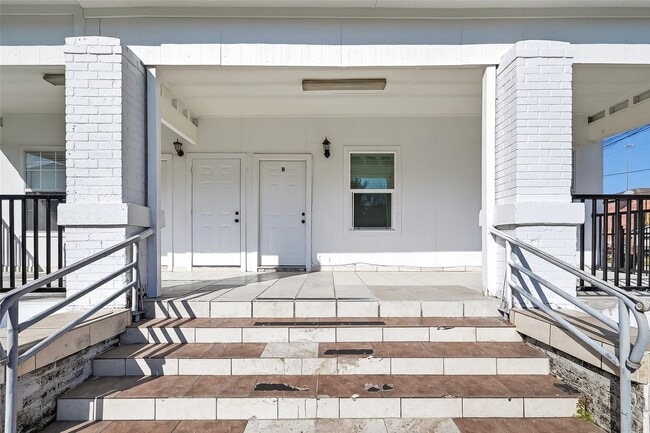 Building Photo - 2202 Hutchins St