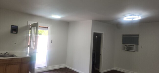Building Photo - 1683 Meserve St