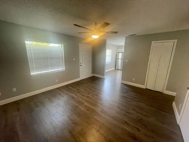 Building Photo - 910 Alicia Ave