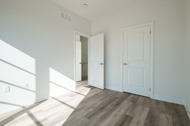 Building Photo - 550 Grey St