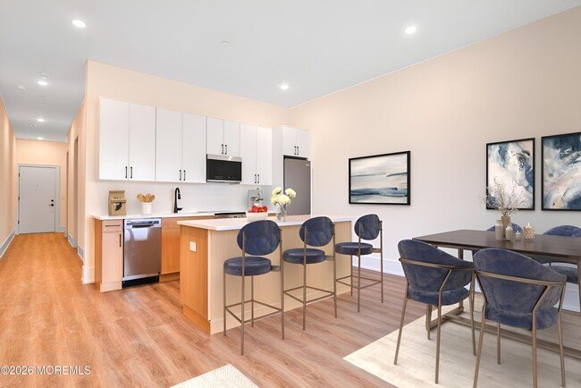 Building Photo - 527 Bangs Ave