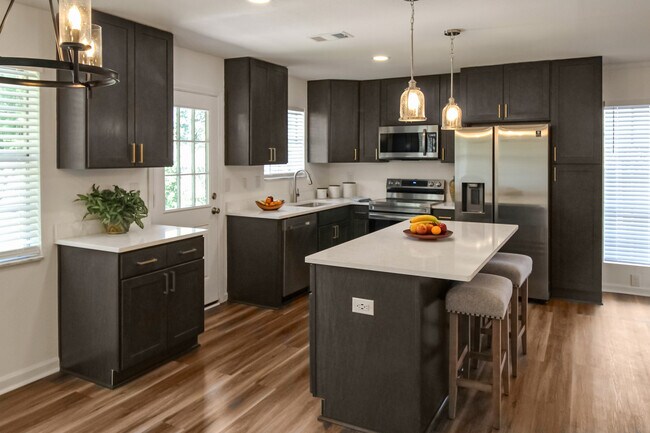 Building Photo - 5897 Somerset Dr