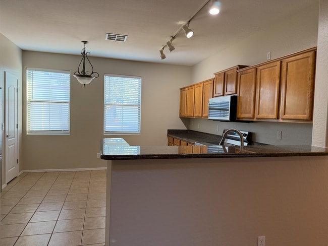 Building Photo - 996 E Cantebria Dr