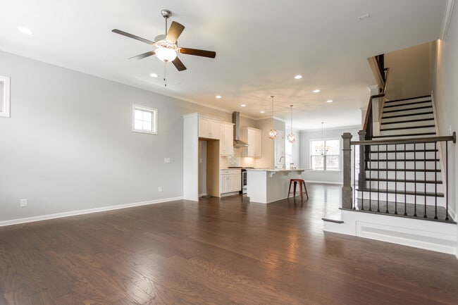 Building Photo - Roswell Townhome in Sought After Harlow Community!