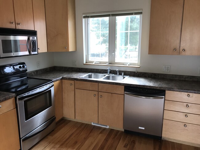 Kitchen w/ Stainless Steel - 18 N Baldwin St