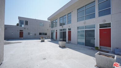 Building Photo - 922 W 23rd St