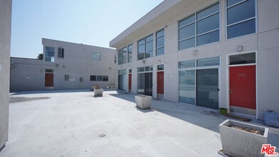 Building Photo - 922 W 23rd St