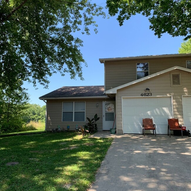 Building Photo - 4623-4623 W Bainbridge Dr