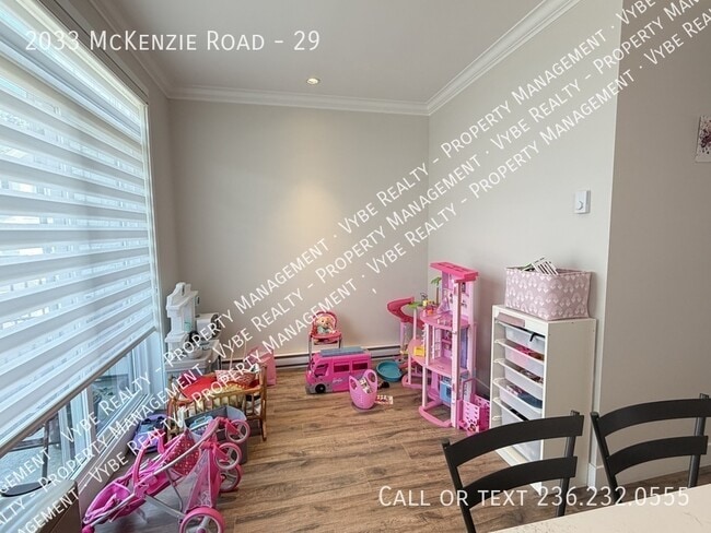 Building Photo - Beautiful Townhouse - Prime Location