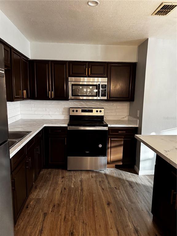 Foto del edificio - 409 Fern Rd